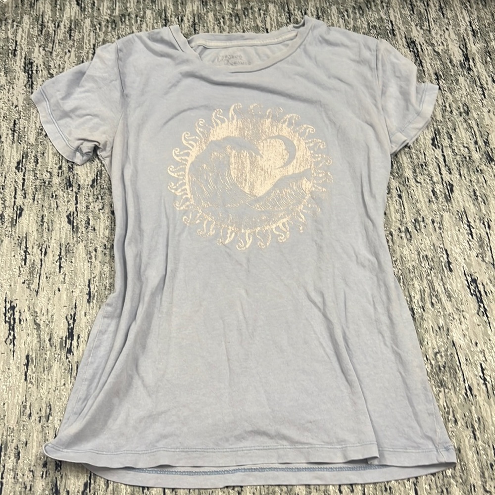 Cute graphic tee💙